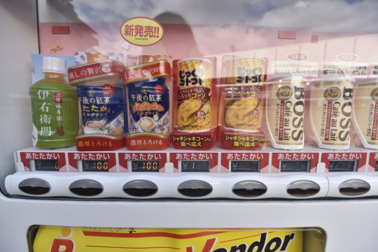 エルグランデ刈谷イーストウイングの敷地内自動販売機は飲料水1本100円で販売しています。