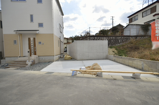 豊明市栄町武侍【全2棟】1号棟は、車種にもよりますが駐車場3台ございます。
