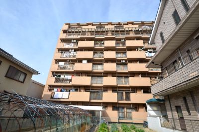 大規模修繕前のエスポワール寿はブラウン色でした。
