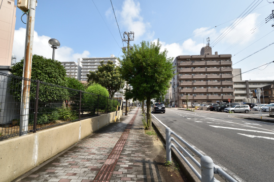 セントラルレジデンス相生苑に面した歩道はレンガタイル敷きの綺麗な歩道です。