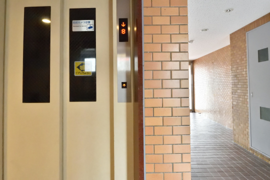 エスポア刈谷のエレベーター1階ドア