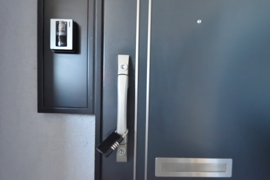 エスポア刈谷の玄関ドアとカメラ付きインターフォン